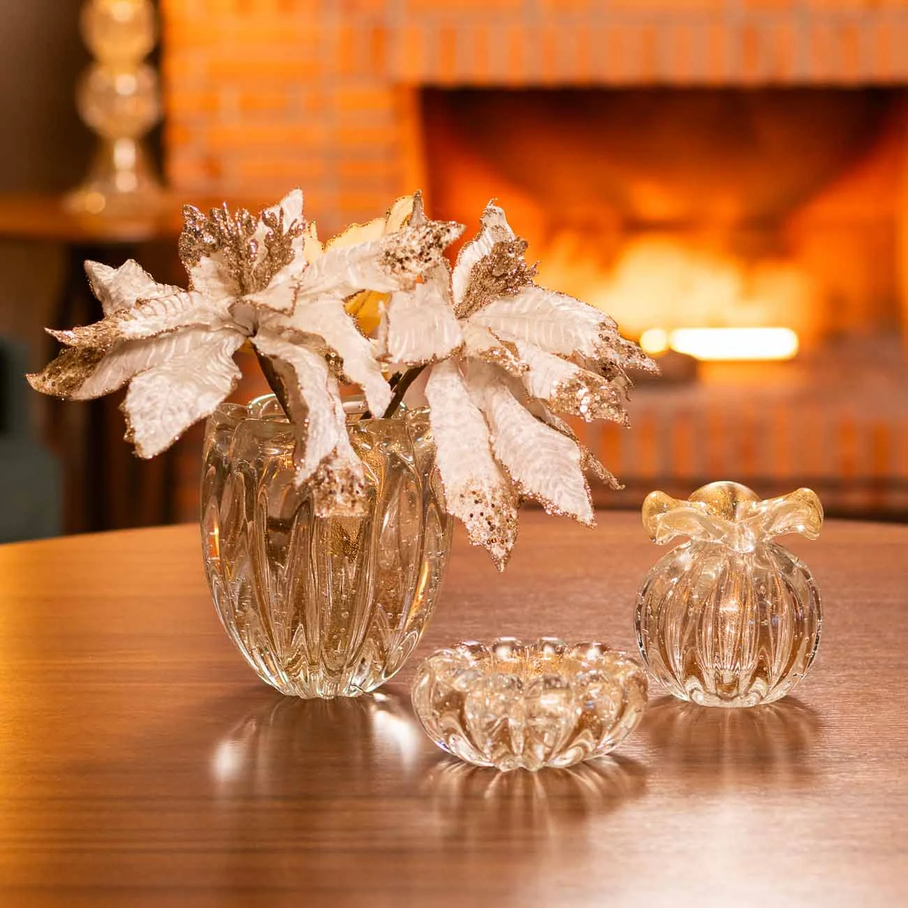 Vasos decorativos elegantes com flores e difusor